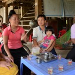 Cán bộ NHCSXH huyện Văn Chấn nắm bắt nhu cầu vay vốn của nông dân vùng đồng bào DTTS
