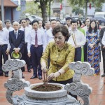 Thống đốc NHNN Nguyễn Thị Hồng dâng hương tại Nhà tưởng niệm cố Phó Chủ tịch Nước Nguyễn Lương Bằng