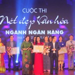 Thống đốc NHNN Nguyễn Thị Hồng và Phó Thống đốc Thường trực NHNN, Chủ tịch Công đoàn Ngân hàng Việt Nam Đào Minh Tú chúc mừng và trao giải cho các đội thi