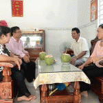 Cán bộ NHCSXH quận Ô Môn và Hội Phụ nữ phường Thới An đến tham quan nhà mới của vợ chồng chị Mung (bên phải)