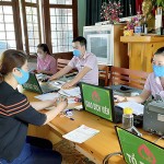 Người dân nhận vốn vay ưu đãi tại Điểm giao dịch tại xã Kon Thụp, huyện Mang Yang