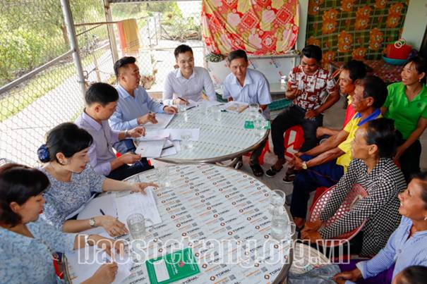 Đoàn công tác NHCSXH và các tổ chức chính trị - xã hội kiểm tra tình hình sử dụng vốn của hộ vay trên địa bàn xã Mỹ Thuận