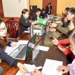 NHCSXH huyện Hàm Yên giải ngân cho người nghèo tại Điểm giao dịch xã Yên Phú