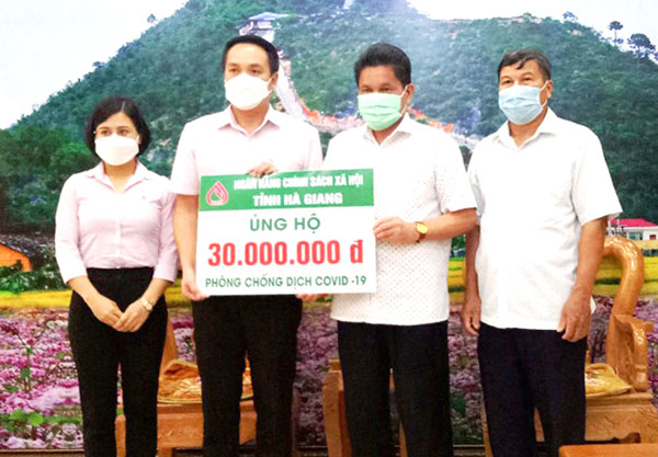 Thông qua UBMTTQ tỉnh Hà Giang, Công đoàn cơ sở NHCSXH tỉnh ủng hộ 30 triệu đồng đóng góp Quỹ vắc-xin phòng Covid-19
