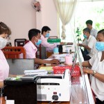 Người dân huyện Tri Tôn đến nhận vốn vay ưu đãi tại Điểm giao dịch xã Tân Tuyến