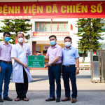 NHCSXH tỉnh Bắc Ninh trao quà cho đại diện Bệnh viện dã chiến số 2