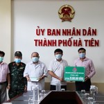 Ban lãnh đạo NHCSXH tỉnh Kiên Giang trao quà trao quà hỗ trợ