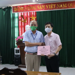 Công đoàn cơ sở NHCSXH tỉnh Sơn La trao tiền hỗ trợ cho Trung tâm phòng chống dịch