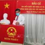 Đồng chí Đồng Văn Thanh, Chủ tịch UBND tỉnh Hậu Giang bỏ lá phiếu đầu tiên tại Tổ bầu cử số 1, phường I, thành phố Vị Thanh.