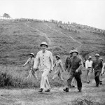 Chú thích ảnh Chủ tịch Hồ Chí Minh và Đại tướng Võ Nguyên Giáp thị sát buổi diễn tập cấp Trung đoàn tấn công của Sư đoàn 308 tại Sơn Tây, năm 1957. Ảnh: Tư liệu TTXVN