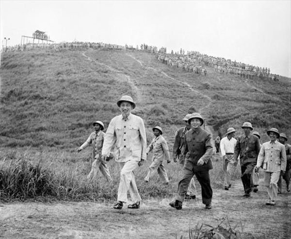 Chú thích ảnh Chủ tịch Hồ Chí Minh và Đại tướng Võ Nguyên Giáp thị sát buổi diễn tập cấp Trung đoàn tấn công của Sư đoàn 308 tại Sơn Tây, năm 1957. Ảnh: Tư liệu TTXVN