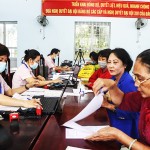 Người dân đến nhận vốn vay ưu đãi của NHCSXH tại Điểm giao dịch xã Vĩnh Thạnh
                                            (Ảnh chụp ngày 16/3/2021)