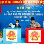 Cử tri là công nhân, người lao động phường 13, quận Phú Nhuận Tp. Hồ Chí Minh bỏ phiếu bầu cử.