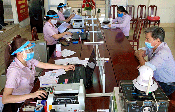 Người dân đến nhận vốn vay ưu đãi tại Ðiểm giao dịch phường Trà An, quận Bình Thủy