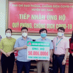 Phó Chủ tịch UBND huyện Giáp Văn Ơn tiếp nhận ủng hộ của NHCSXH tỉnh Quảng Ngãi cho công tác phòng, chống dịch Covid-19