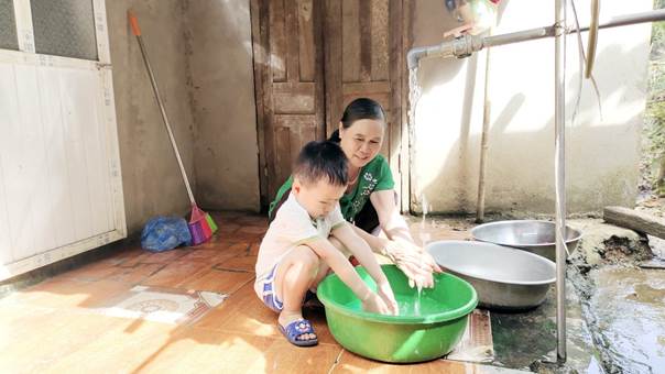 Nhờ vốn chính sách, gia đình bà Bùi Thị Dọt xây dựng được công trình nước sạch và vệ sinh đảm bảo