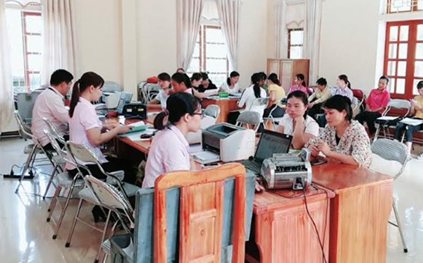 NHCSXH huyện Văn Yên giải ngân vốn tại Điểm giao dịch xã Ảnh chụp trước ngày 27/4/2021