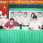Đại diện NHCSXH tỉnh Sơn La ký kết hợp đồng tín dụng với Công ty Cổ phần xe khách số 1 Sơn La