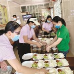 Cán bộ NHCSXH tỉnh Hà Tĩnh hỗ trợ các suất ăn cho khu cách ly ở thị xã Hồng Lĩnh