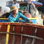Tín dụng chính sách giúp nông dân trên đảo Lý Sơn sửa sang lại tàu thuyền đánh bắt hải sản