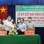 Đại diện NHCSXH tỉnh Bình Thuận ký kết hợp đồng tín dụng với Công ty TNHH Giáo dục và Đầu tư Hòa Thắng