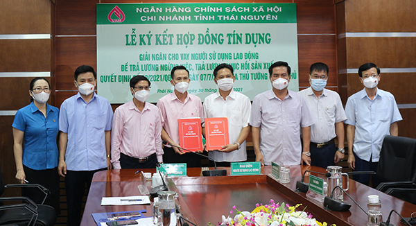 NHCSXH tỉnh Thái Nguyên ký kết hợp đồng tín dụng giải ngân cho vay trả lương phục hồi sản xuất với Công ty CP Thương mại & Du lịch Hà Lan