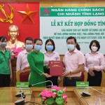 Đại diện NHCSXH tỉnh và đại diện Công ty TNHH Vận tải Công nghệ Mai Linh Lạng Sơn ký kết hợp đồng tín dụng trả lương ngừng việc cho người lao động