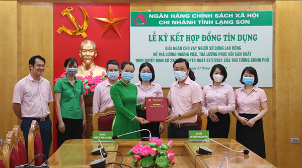 Đại diện NHCSXH tỉnh và đại diện Công ty TNHH Vận tải Công nghệ Mai Linh Lạng Sơn ký kết hợp đồng tín dụng trả lương ngừng việc cho người lao động