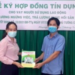 NHCSXH huyện Phụng Hiệp và Công ty TNHH nuôi trồng chế biến thực phẩm sạch Tân Phát ký kết hợp đồng tín dụng