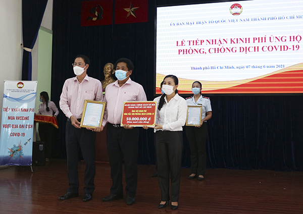 Cùng với các đơn vị trong hệ thống NHCSXH, ngày 07/6/2021, Công đoàn cơ sở NHCSXH TP Hồ Chí Minh ủng hộ 50 triệu đồng để mua vắc-xin phòng, chống dịch Covid-19