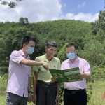 Cán bộ NHCSXH huyện Như Xuân kiểm tra tình hình sử dụng vốn vay của hộ vay tại xã Bình Lương