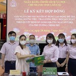 Đại diện NHCSXH tỉnh Lào Cai và đại diện Trường Mầm non Hải Phượng ký kết hợp đồng tín dụng trả lương ngừng việc cho người lao động