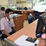 Cán bộ chi nhánh NHCSXH tỉnh Tây Ninh thực hiện 5K khi làm việc tại trụ sở