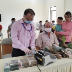 Cán bộ Phòng giao dịch NHCSXH huyện Văn Chấn giúp vợ chồng anh Giàng A Sáu xếp gọn tiền trước khi gửi tiết kiệm