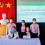 Chi nhánh NHCSXH tỉnh Lâm Đồng và Trung tâm Anh ngữ Win Work ký hợp đồng giải ngân vay vốn trả lương ngừng việc