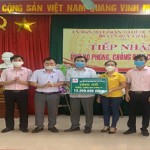 Ban đại diện HĐQT NHCSXH huyện Quỳ Châu trao tặng quà ủng hộ Quỹ phòng, chống COVID-19
