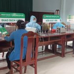 Phiên giao dịch đảm bảo 5K của Bộ Y tế được các cán bộ Phòng giao dịch NHCSXH huyện Phú Giáo thực hiện nghiêm túc