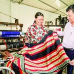 Cán bộ NHCSXH kiểm tra thực tế hộ vay tại làng nghề dệt thổ cẩm truyền thống của đồng bào Chăm ở huyện Ninh Phước
Ảnh chụp trước ngày 27.4.2021
