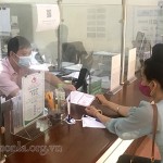 Cán bộ NHCSXH huyện Sông Mã hướng dẫn người dân thủ tục vay vốn