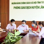Phòng giao dịch NHCSXH huyện Lâm Bình hướng dẫn khách hàng vay vốn để trả lương cho người lao động bị ảnh hưởng bởi dịch COVID-19