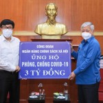 Chủ tịch Ủy ban Trung ương MTTQ Việt Nam Đỗ Văn Chiến tiếp nhận ủng hộ từ Tổng Giám đốc NHCSXH Dương Quyết Thắng