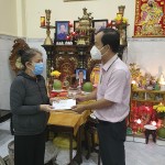 Đại diện Công đoàn cơ sở chi nhánh NHCSXH TP Hồ Chí Minh thăm hỏi gia đình cán bộ y tế bị tử vong