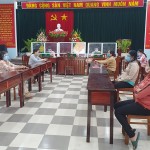 Phòng giao dịch NHCSXH huyện Tây Sơn giao dịch với bà con thị trấn Phú Phong