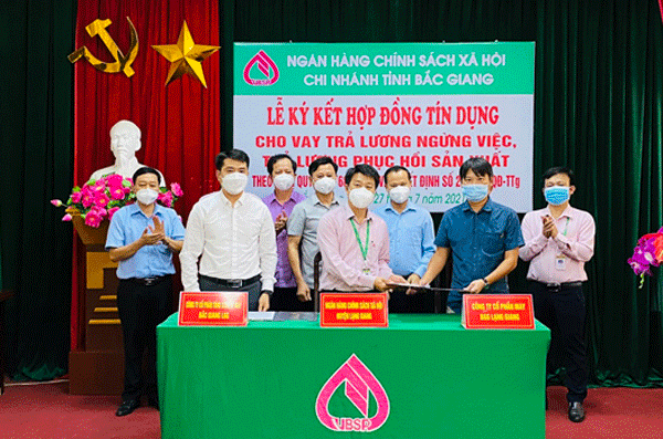Lễ ký kết tín dụng cho người sử dụng lao động vay vốn theo tinh thần Nghị quyết 68 của Chính phủ tại chi nhánh NHCSXH tỉnh Bắc Giang
