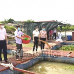 Cán bộ NHCSXH huyện Xuân Trường kiểm tra hiệu quả sử dụng vốn vay nuôi cá lồng trên sông của hộ anh Nguyễn Văn Thành