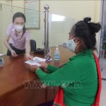 Người dân xã Bồng Khê, huyện Con Cuông làm thủ tục vay vốn tại trụ sở Phòng giao dịch NHCSXH huyện Con Cuông