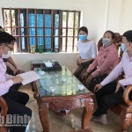 Cán bộ Phòng giao dịch NHCSXH huyện Kim Sơn kiểm tra tình hình vay vốn của gia đình chị Nguyễn Thị Phượng ở xã Kim Trung, huyện Kim Sơn