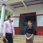 Cán bộ Phòng giao dịch NHCSXH huyện Núi Thành trao đổi với bà Trần Nguyên Trinh về xây dựng mô hình kinh tế hiệu quả để thoát nghèo