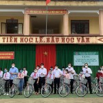 Đại diện Công đoàn cơ sở chi nhánh NHCSXH tỉnh Thanh Hóa tặng xe đạp cho các cháu học sinh có nhiều thành tích trong học tập của địa phương