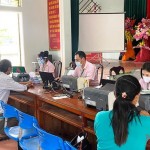 Phụ huynh HSSV làm thủ tục vay vốn tại Điểm giao dịch xã Quỳnh Nghĩa, huyện Quỳnh Lưu